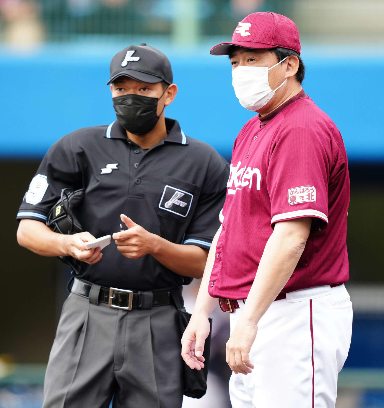 ヤクルト対楽天　6回裏開始前、選手交代を告げる楽天石井GM兼監督（撮影・江口和貴）