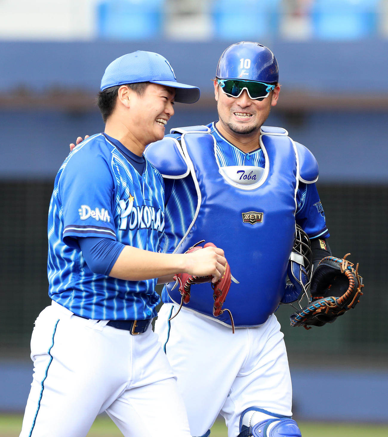 日本ハム対DeNA　笑顔でベンチに戻るDeNA三浦（左）と戸柱（撮影・佐藤翔太）