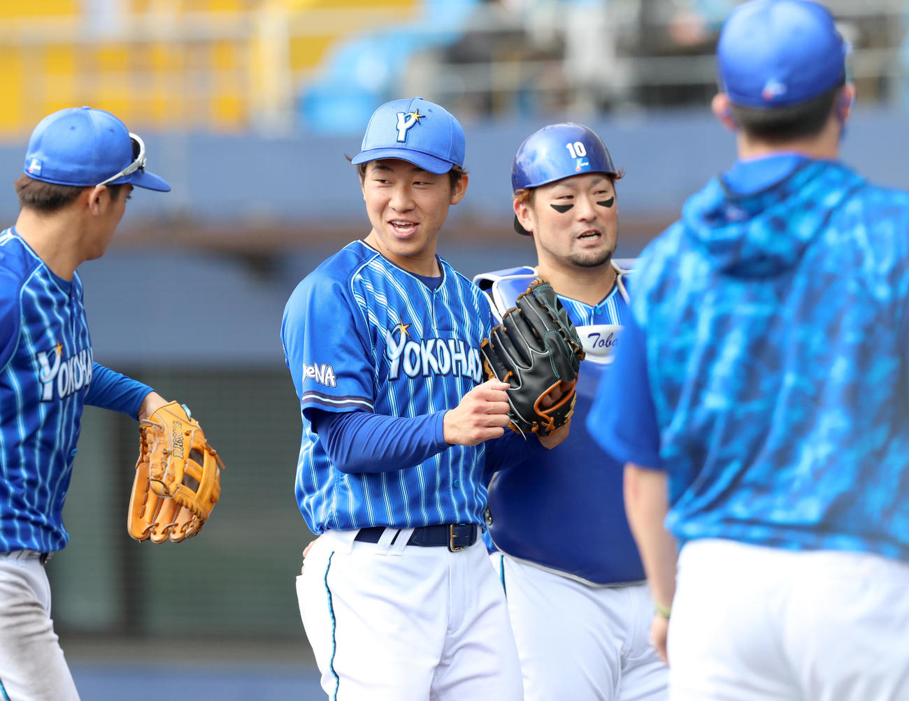 日本ハム対DeNA　笑顔でベンチに戻るDeNA徳山（中央）（撮影・佐藤翔太）