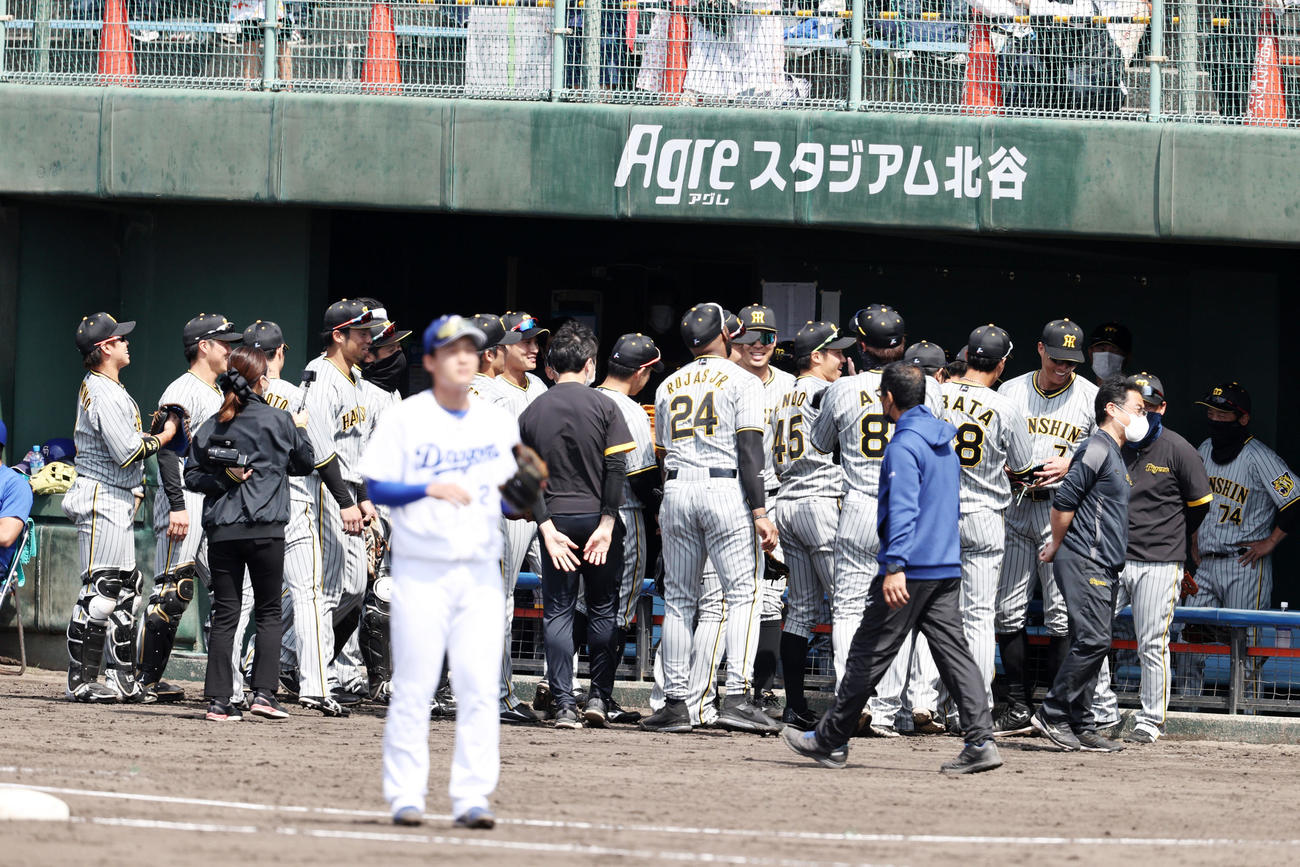 試合前の円陣で声を出す阪神佐藤輝明（撮影・加藤哉）