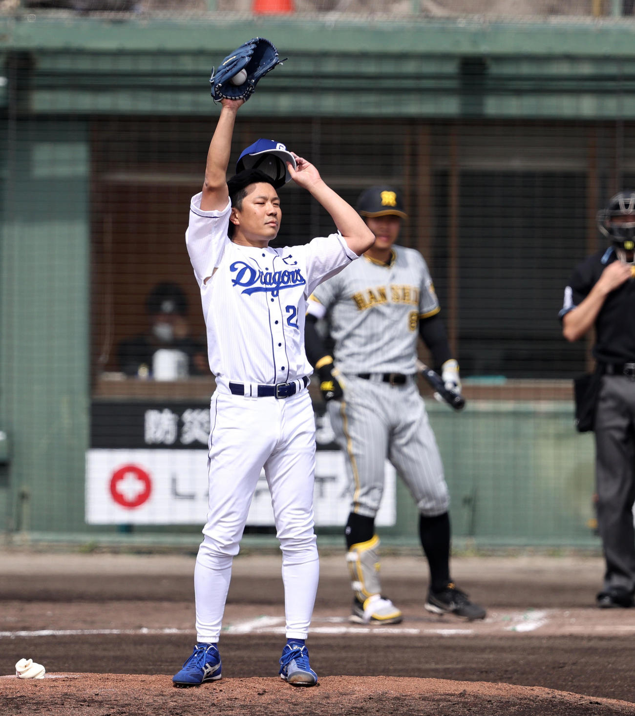 中日対阪神　1回表阪神2死二塁、大野雄は佐藤輝と対戦する前に深呼吸する（撮影・加藤哉）