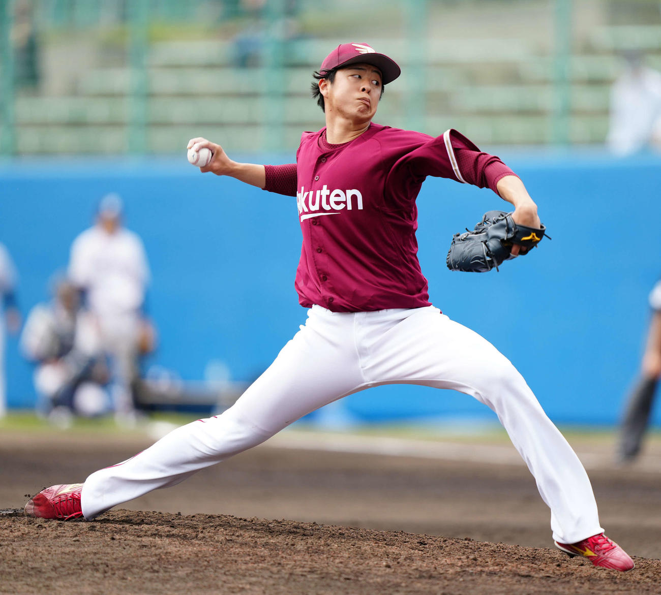 ヤクルト対楽天　楽天4番手の松井友（撮影・江口和貴）