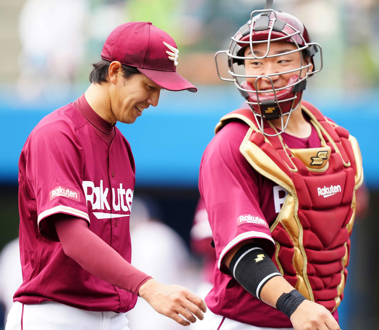 ヤクルト対楽天　3回裏終了後、楽天捕手安田（右）と言葉をかわしながらベンチに引き揚げる先発の岸（撮影・江口和貴）