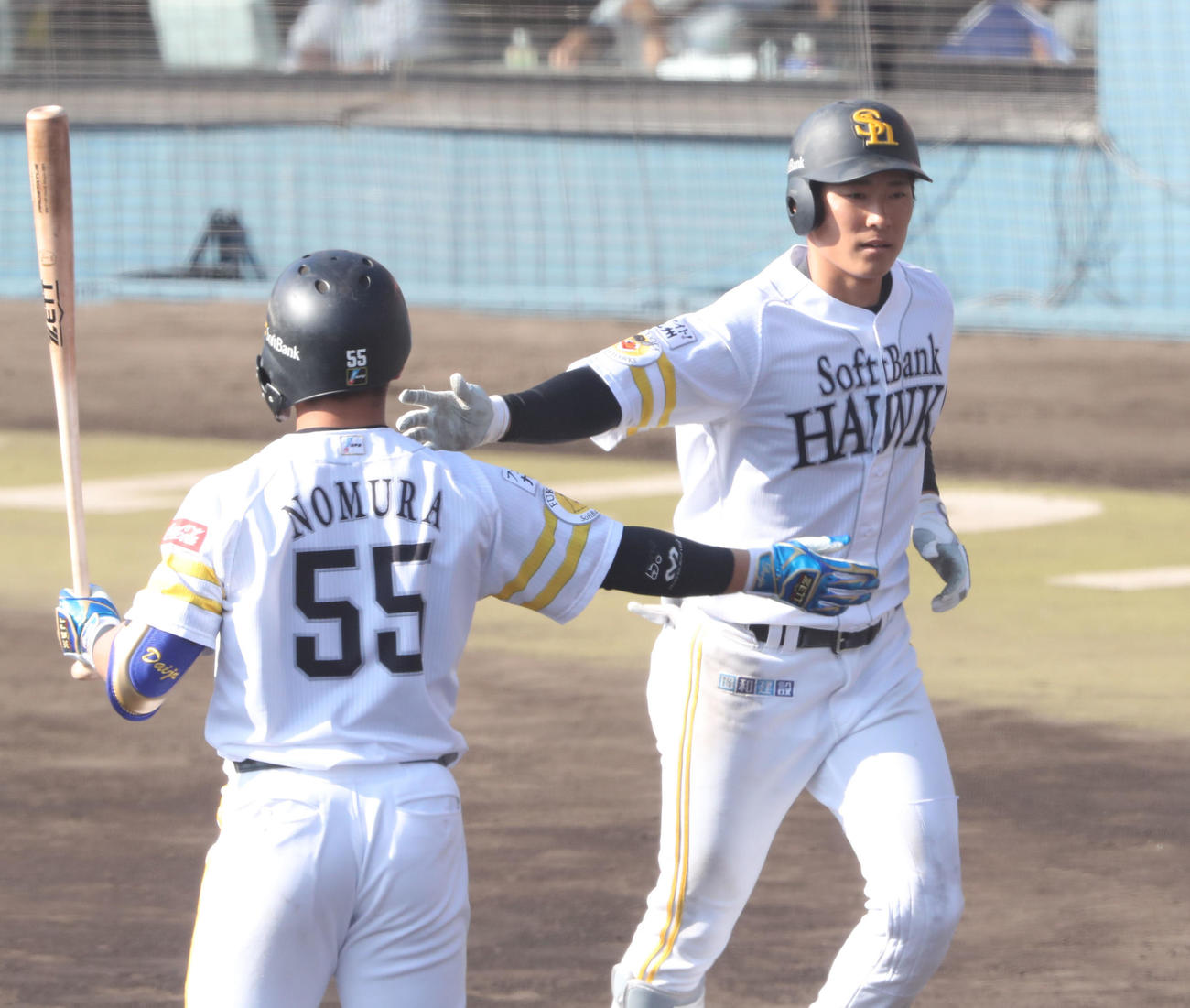 6回裏ソフトバンク2死二塁、上林誠知は右越えに2点本塁打を放ち野村大樹とハイタッチ（撮影・梅根麻紀）