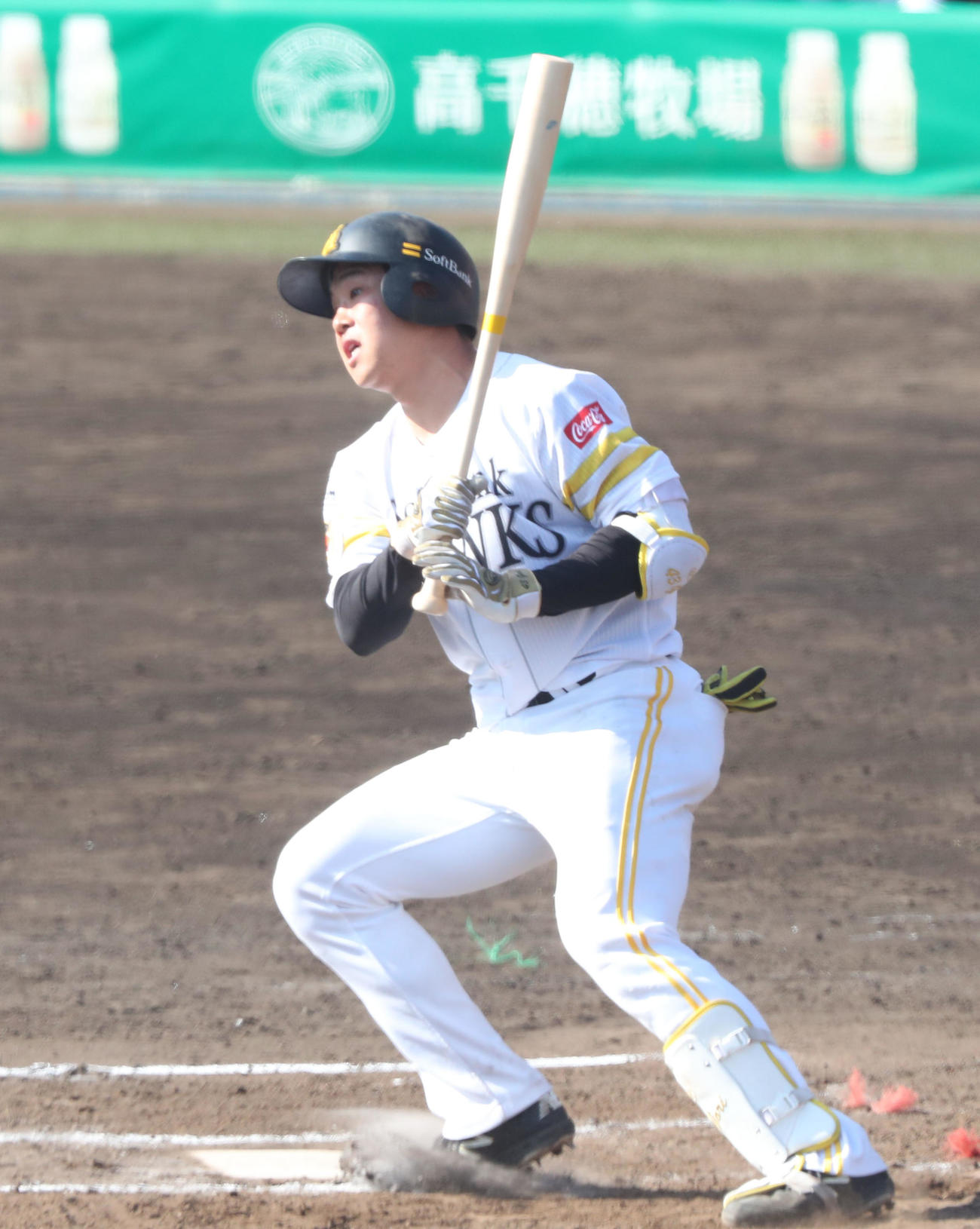 ソフトバンク対オリックス　6回裏ソフトバンク2死、井上朋也は左越え二塁打を放つ（撮影・梅根麻紀）