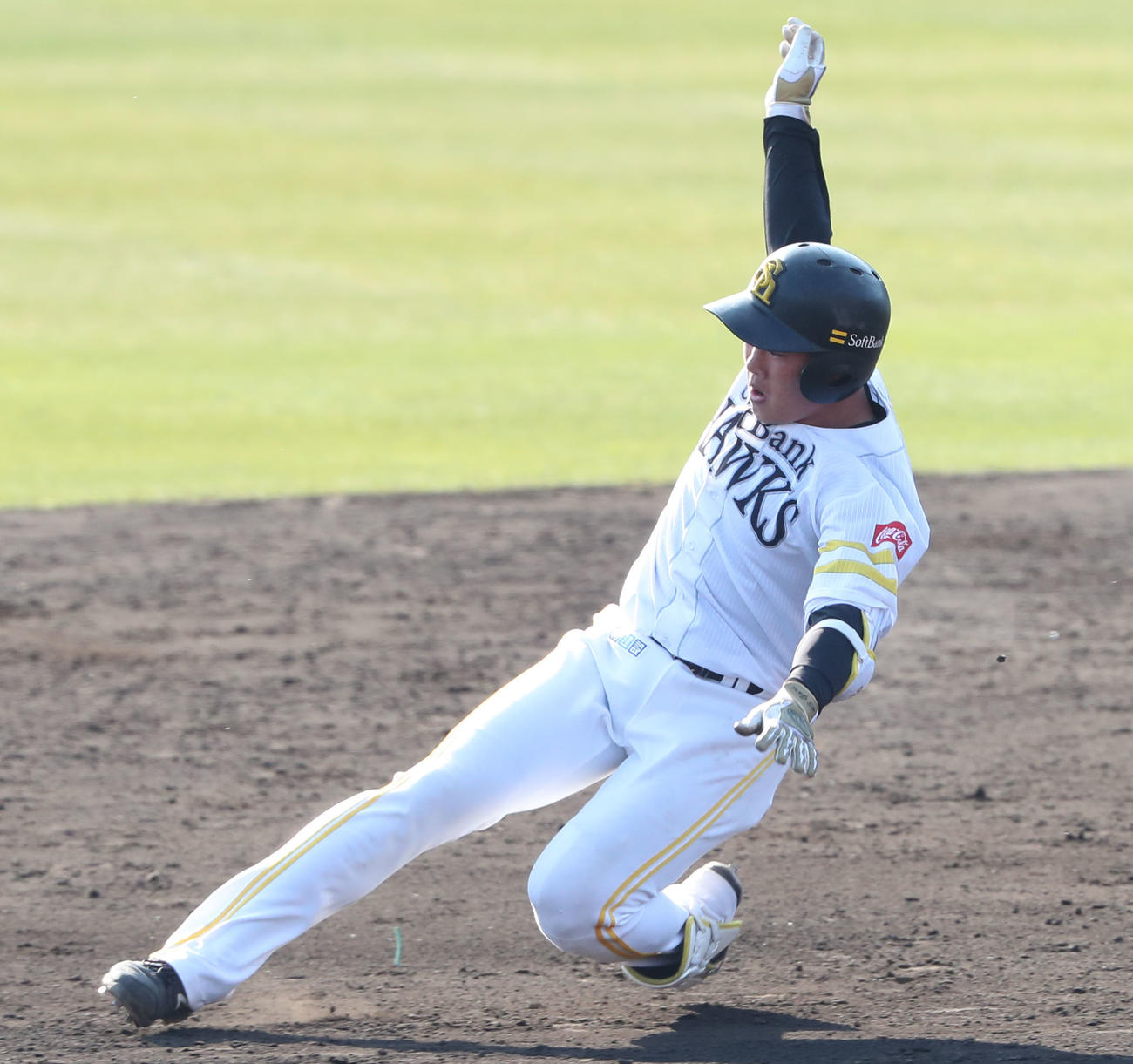 ソフトバンク対オリックス　8回裏ソフトバンク1死、井上朋也は左越え二塁打を放つ（撮影・梅根麻紀）