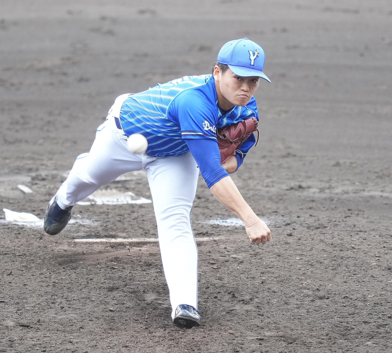日本ハム対DeNA 6回裏から3番手で登板したDeNA三浦（撮影・鈴木みどり）