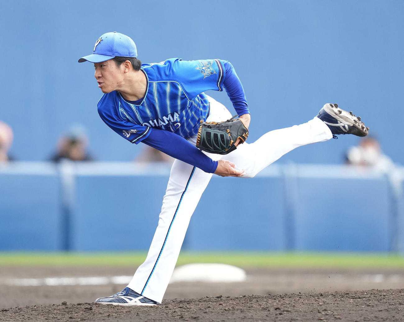 日本ハム対DeNA 7回裏から4番手で登板したDeNA徳山（撮影・鈴木みどり）