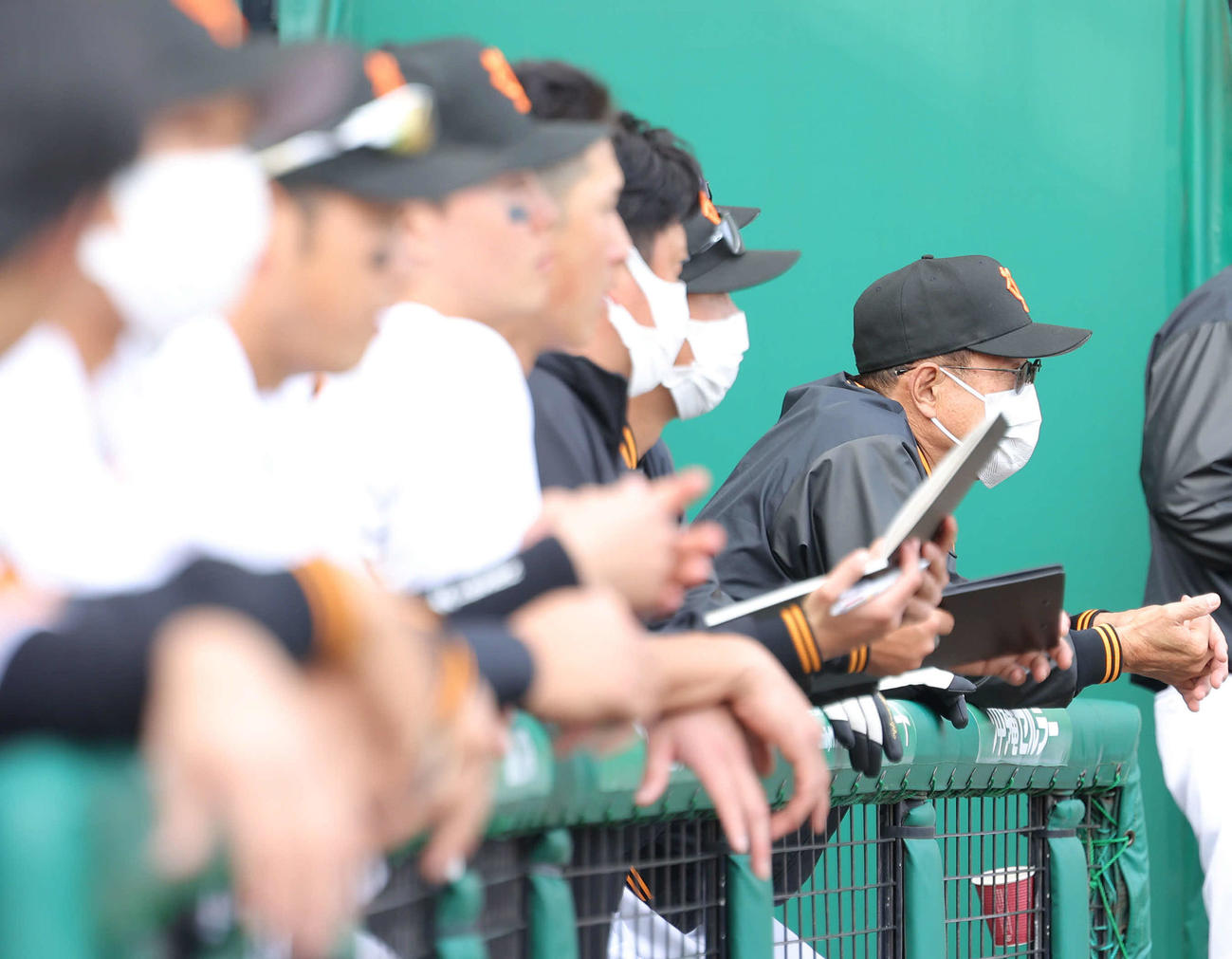 巨人対広島　9回裏、戦況を見守る原監督（右）（撮影・河田真司）