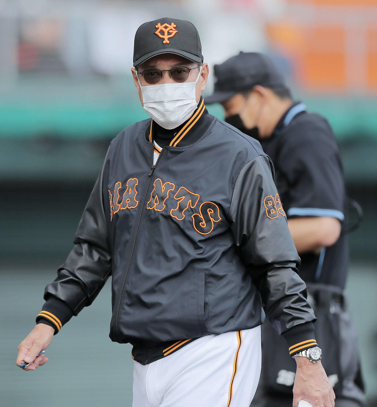 巨人対広島　6回裏を終え、選手交代を告げる原監督（撮影・河田真司）
