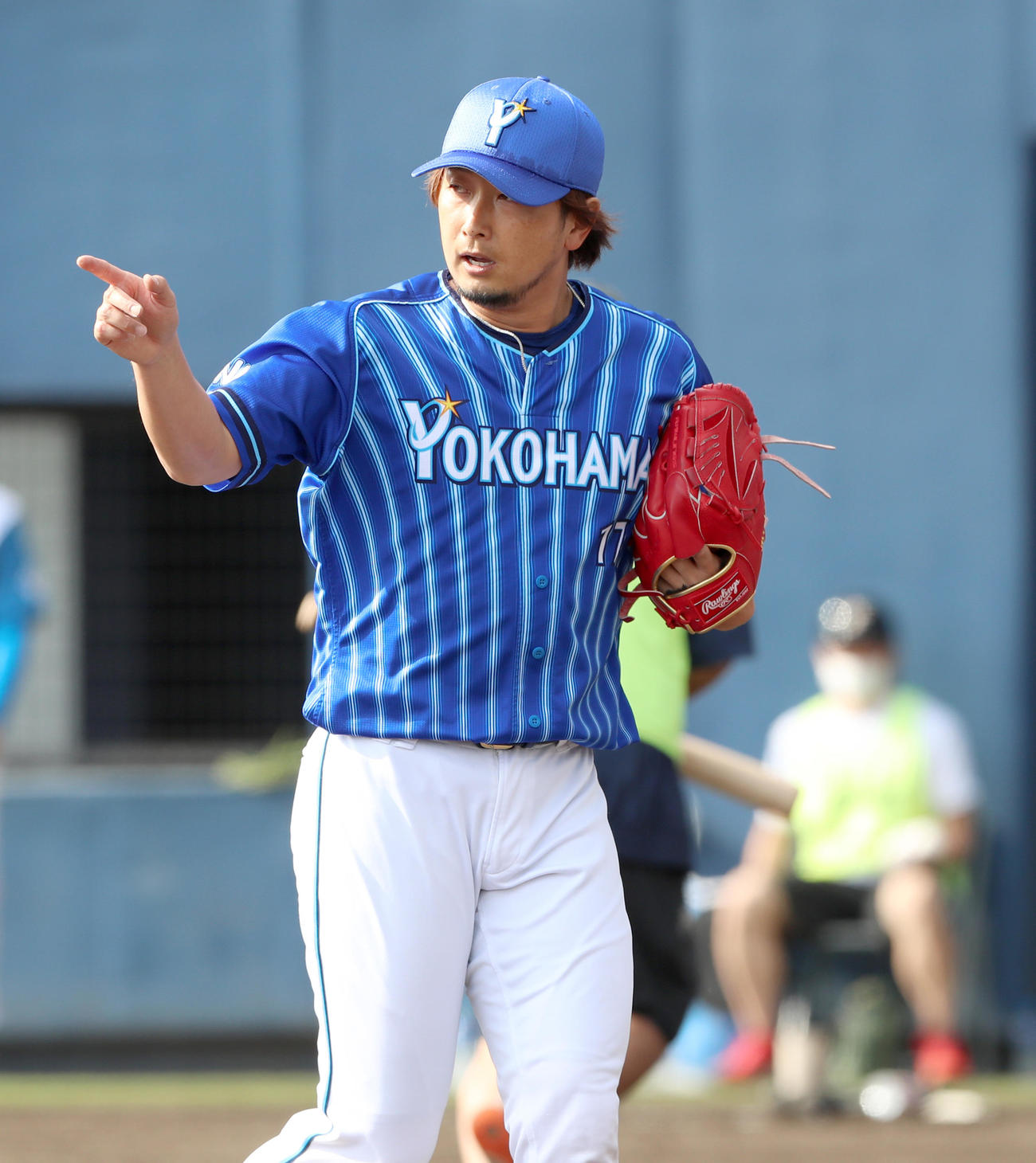日本ハム対DeNA　ナインを指さしながらベンチに戻るDeNA三嶋（撮影・佐藤翔太）