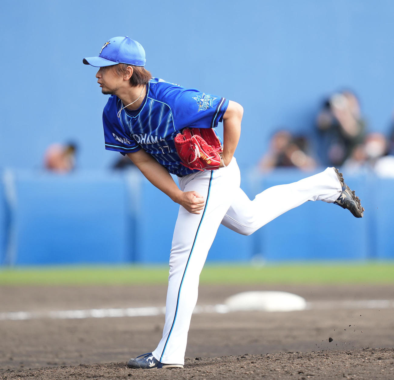 日本ハム対DeNA 8回裏から5番手で登板したDeNA三嶋（撮影・鈴木みどり）