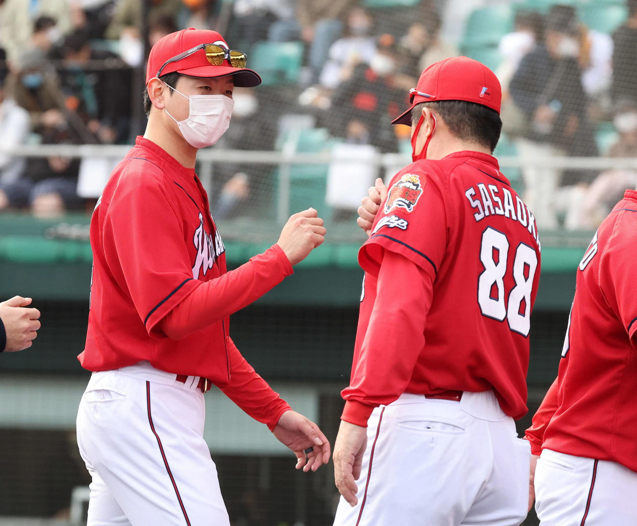 巨人対広島　大瀬良を迎える佐々岡監督（右）（撮影・加藤孝規）