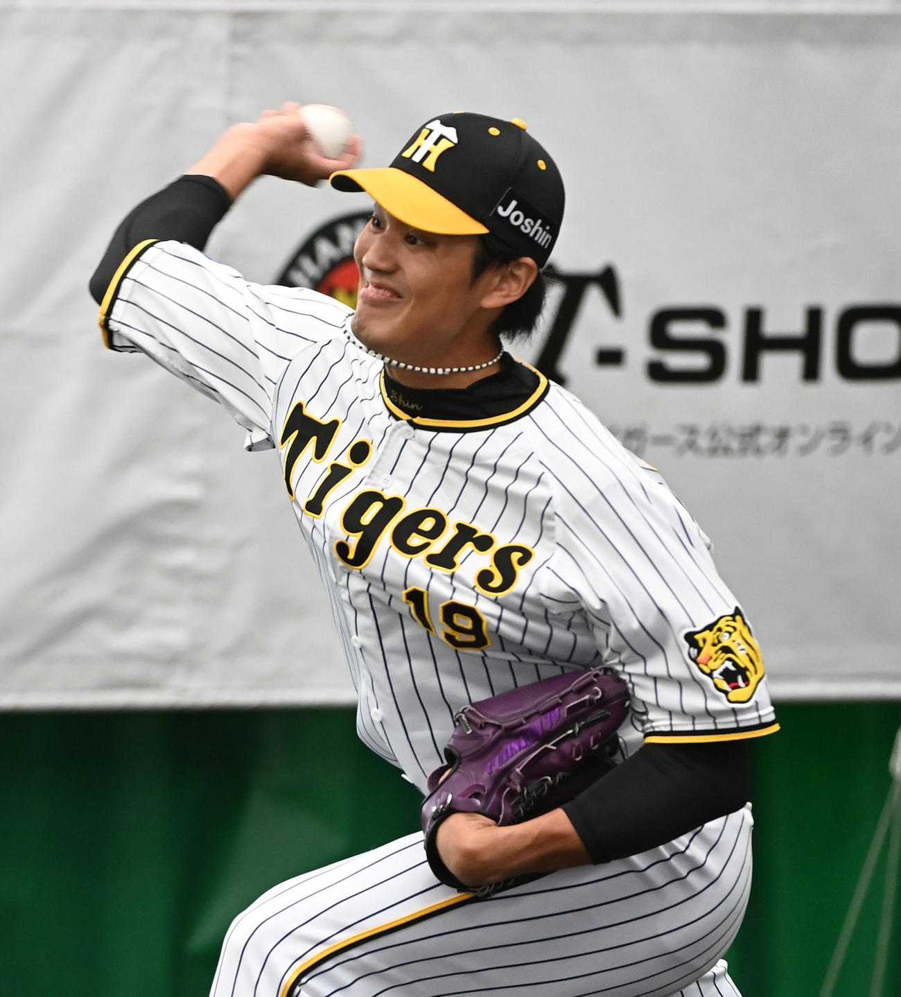 ブルペンで投球練習を行う藤浪（撮影・前岡正明）