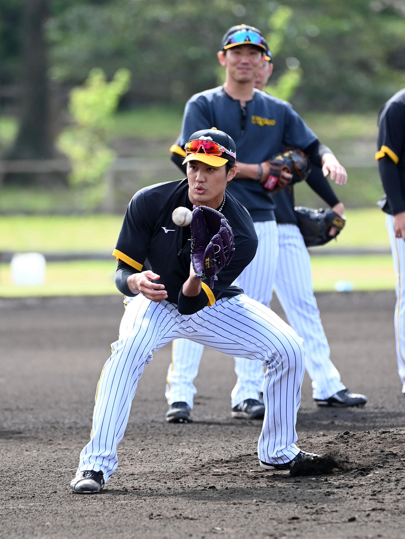 投内連係を行う藤浪（撮影・前岡正明）