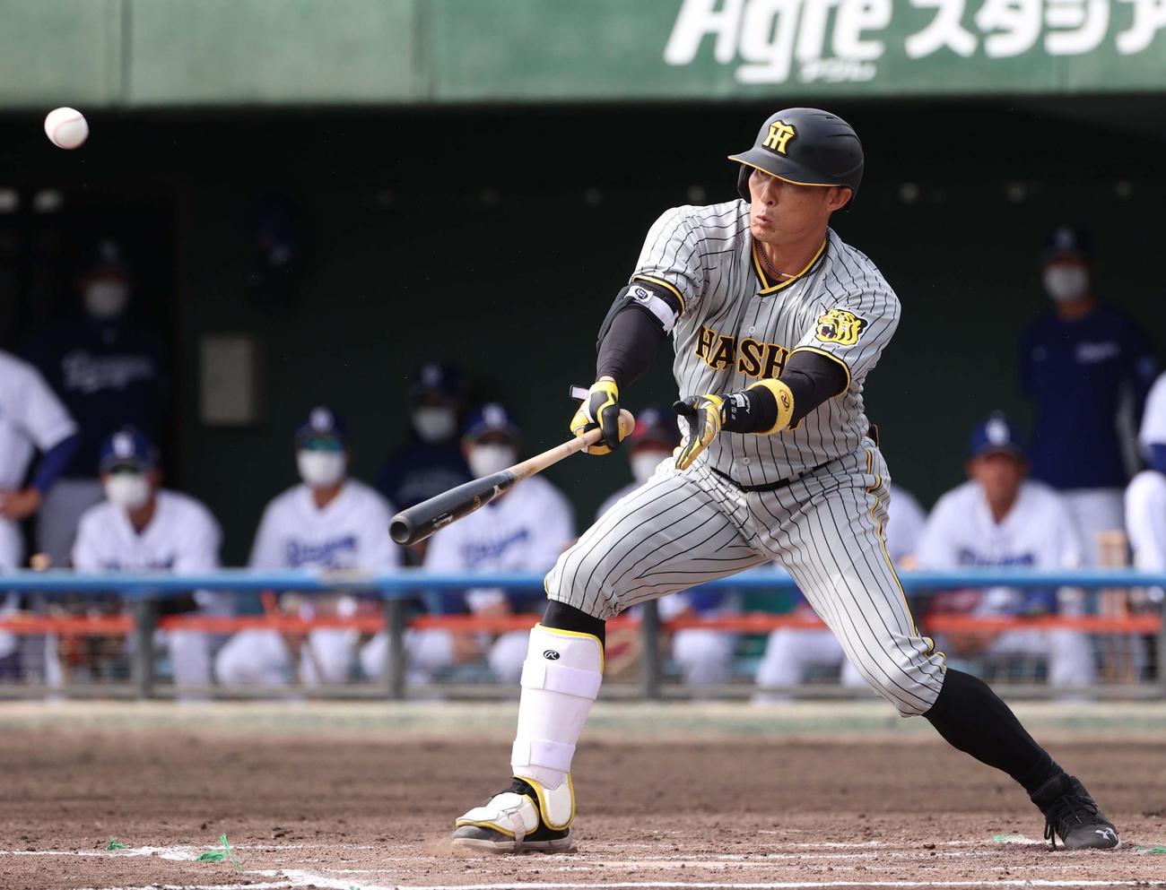 中日対阪神　2回表阪神1死、左前安打を放つ糸井（撮影・上田博志））