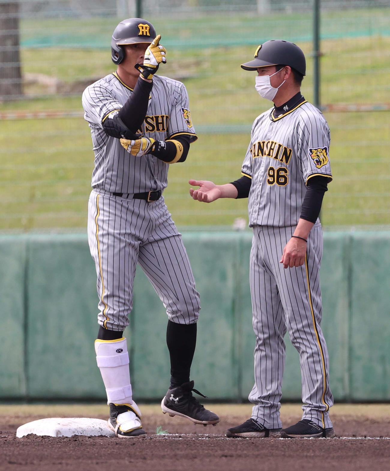 中日対阪神オープン戦　2回表阪神1死、左前安打を放ちベンチを指さす糸井（撮影・上田博志）