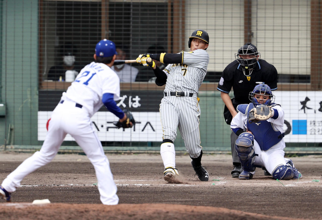 中日対阪神　4回表阪神1死、糸井は右前打を放つ。投手は岡田（撮影・加藤哉）