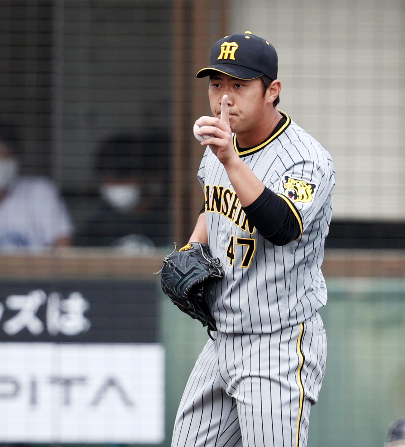 中日対阪神　6回裏中日無死、オープン戦初登板の桐敷は山下を二ゴロに仕留めナインに声をかける（撮影・加藤哉）