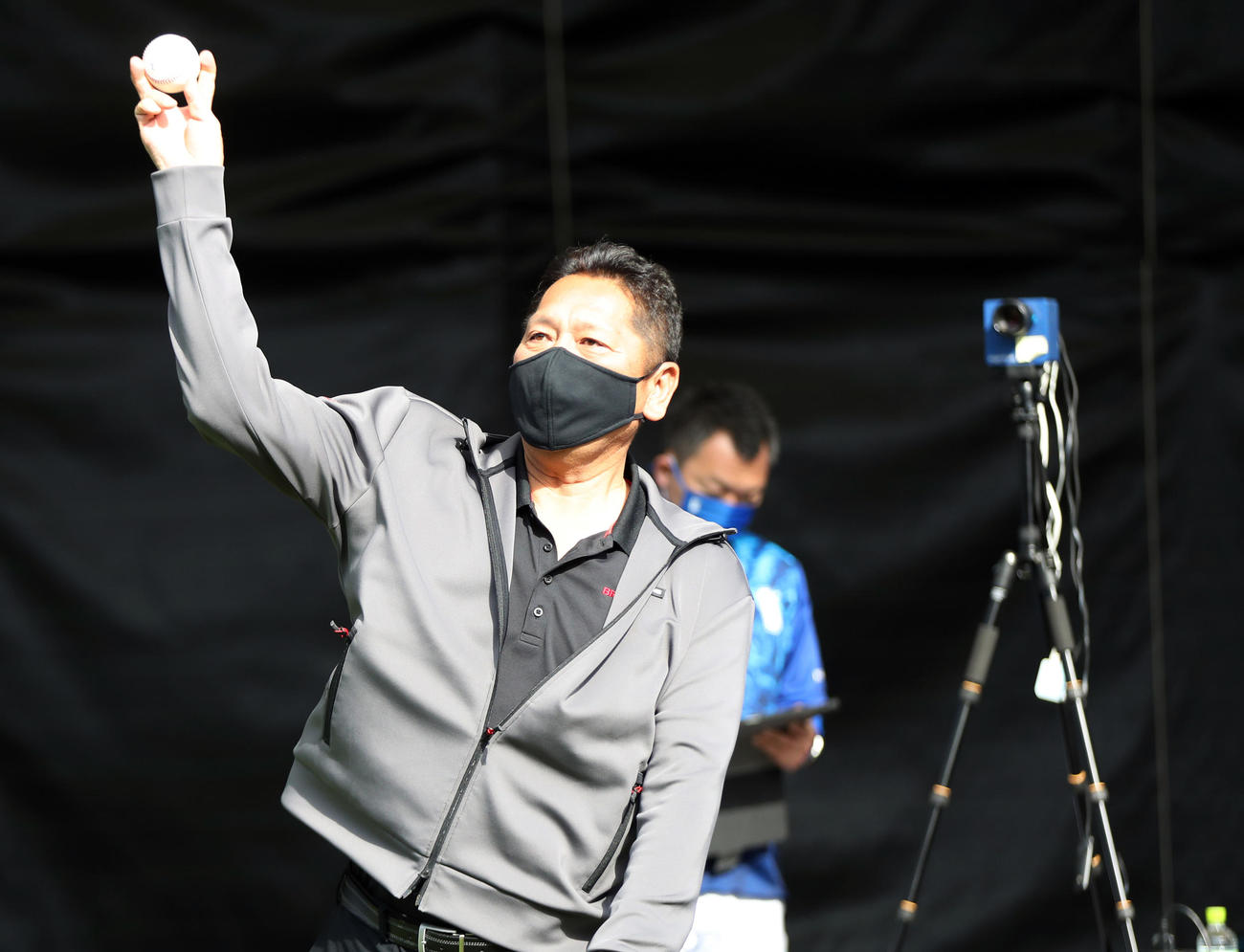 高性能ハイスピードカメラでの撮影のため、ブルペンでフォークを投げる佐々木氏（撮影・狩俣裕三）