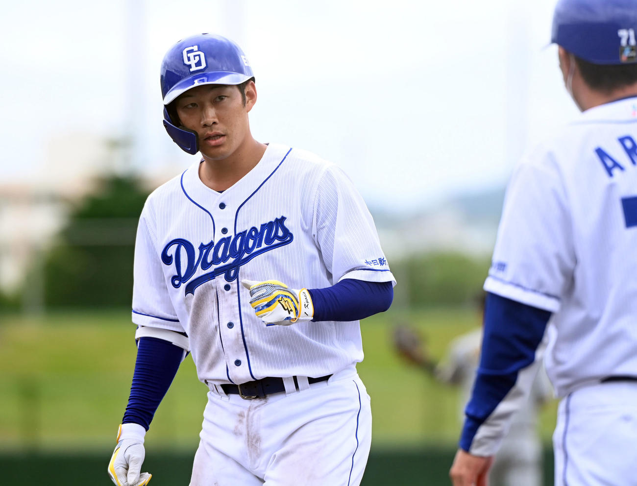 5回裏中日無死、左前安打を放ち荒木内野守備走塁コーチとタッチを交わす京田（撮影・森本幸一）