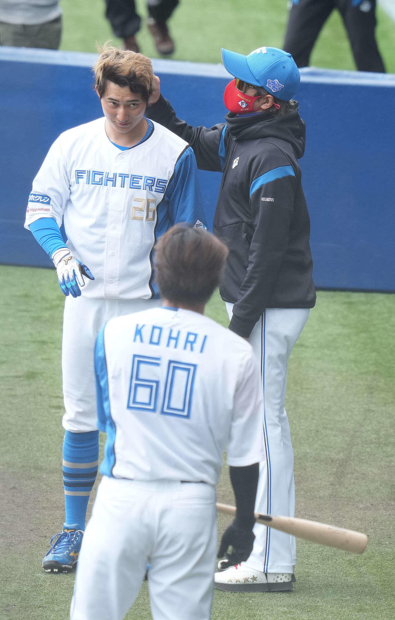 日本ハム対DeNA　試合前、浅間（左）の髪を気にする日本ハム新庄監督（撮影・鈴木みどり）
