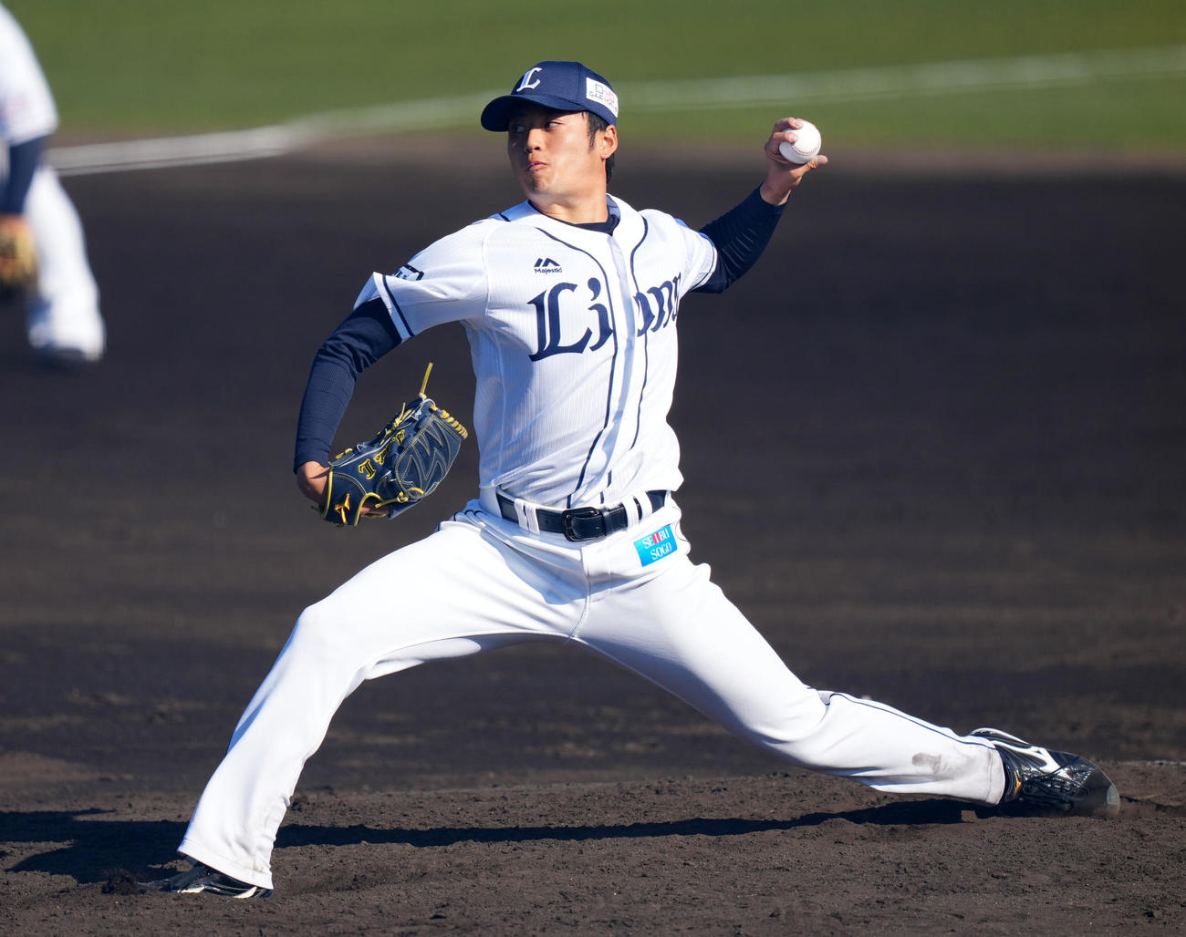 西武対ロッテ　6回表から登板した西武佐藤（撮影・横山健太）