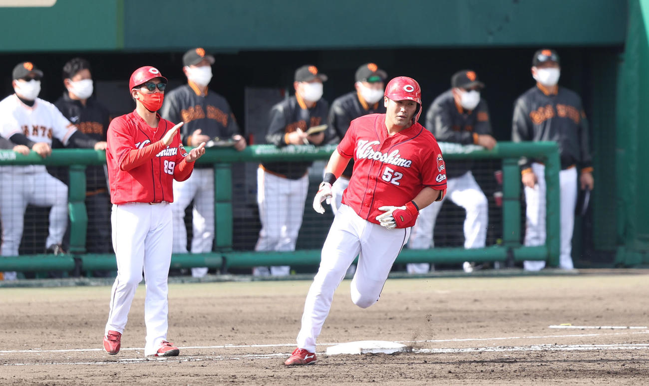 巨人対広島　5回表広島2死一塁、先制2点本塁打を放ち一塁を回る末包（手前右）（撮影・狩俣裕三）