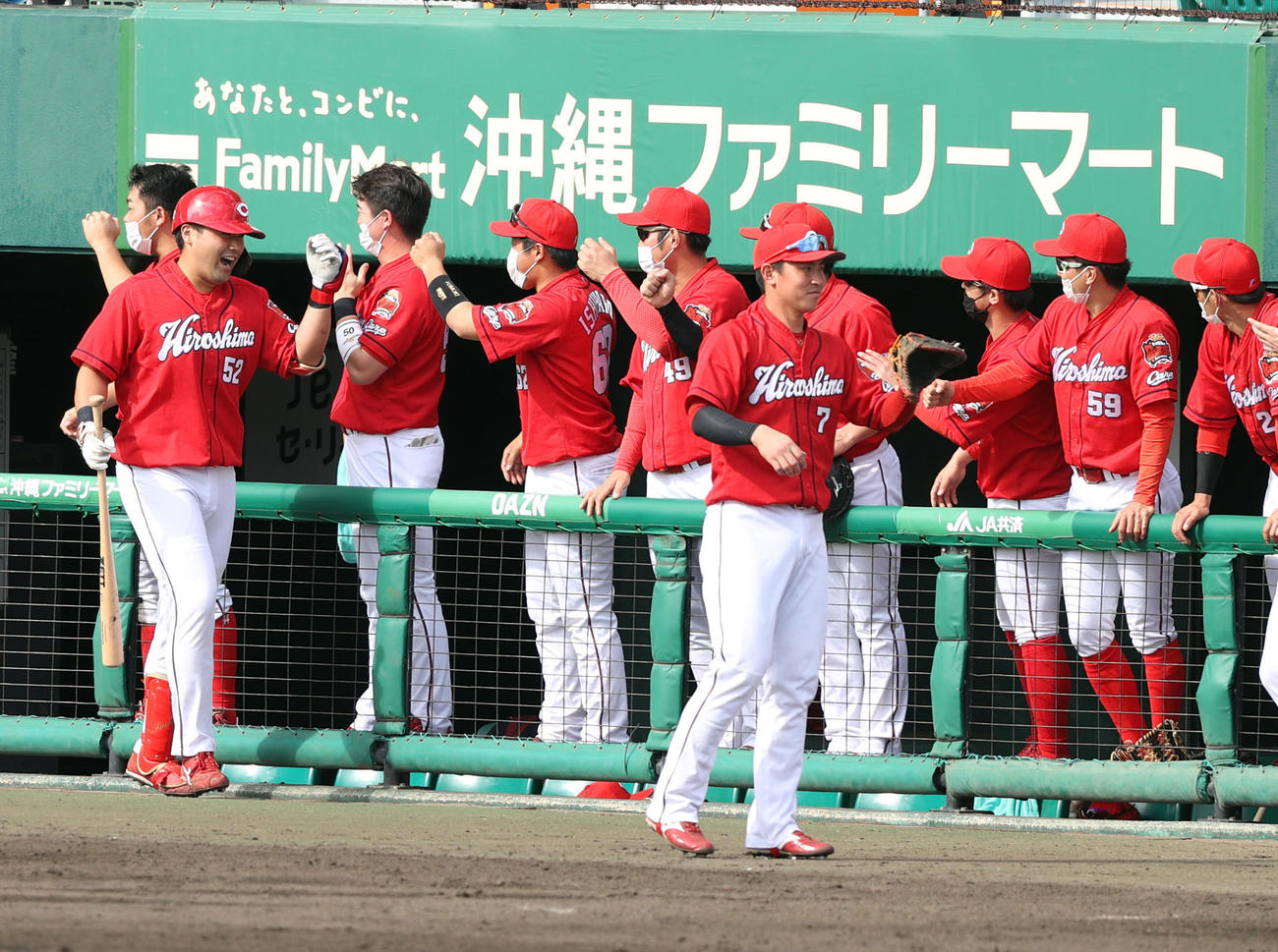 巨人対広島　5回表広島2死一塁、先制2点本塁打を放ち、ベンチに迎えられる末包（左端）（撮影・狩俣裕三）