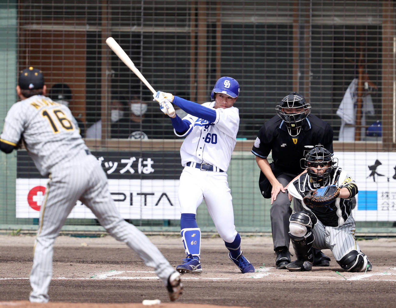 1回裏中日無死、岡林は右線に二塁打を放つ。投手西勇輝（撮影・加藤哉）