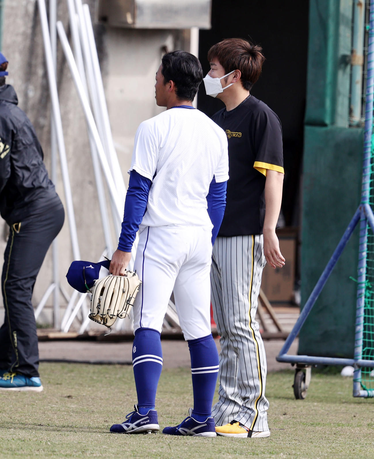 菰野の先輩阪神西勇輝（右）と話す中日岡林勇希（撮影・加藤哉）