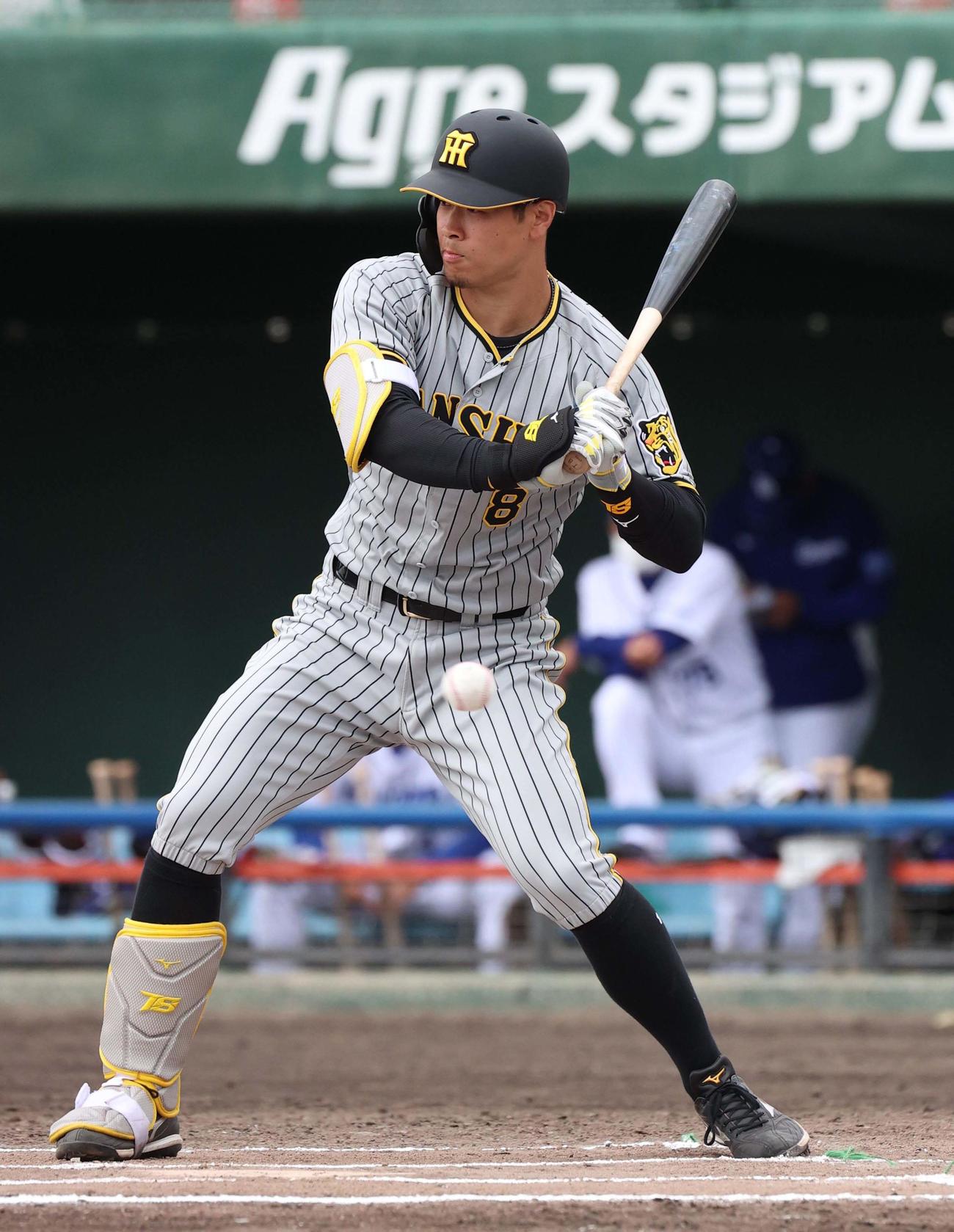 中日対阪神オープン戦　6回表阪神無死、空振りせずにボールを見る佐藤輝（撮影・上田博志）