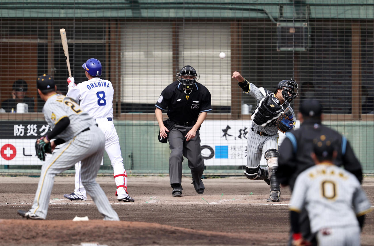中日対阪神　3回裏中日無死一塁、梅野は打者大島のとき一塁走者岡林の二塁盗塁を刺す（撮影・加藤哉）