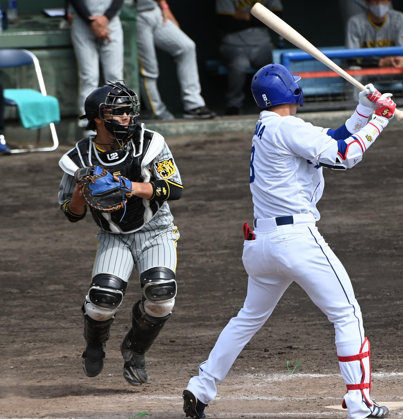 中日対阪神　3回裏中日無死一塁、二塁へ送球する梅野（左）、走者岡林の二盗を阻止する（撮影・森本幸一）