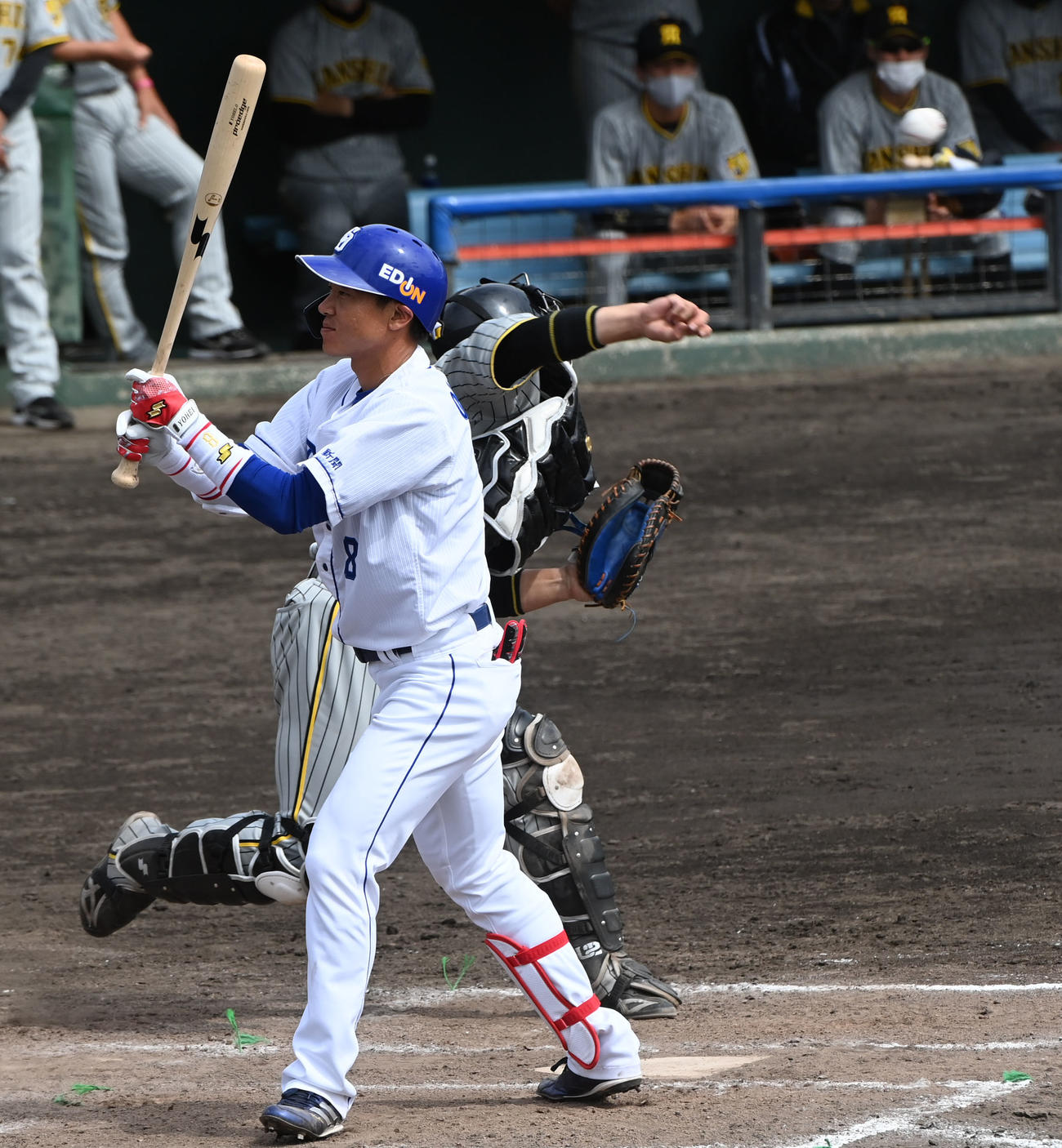 中日対阪神　3回裏中日無死一塁、二塁へ送球する梅野（奥）、走者岡林の二盗を阻止する（撮影・森本幸一）