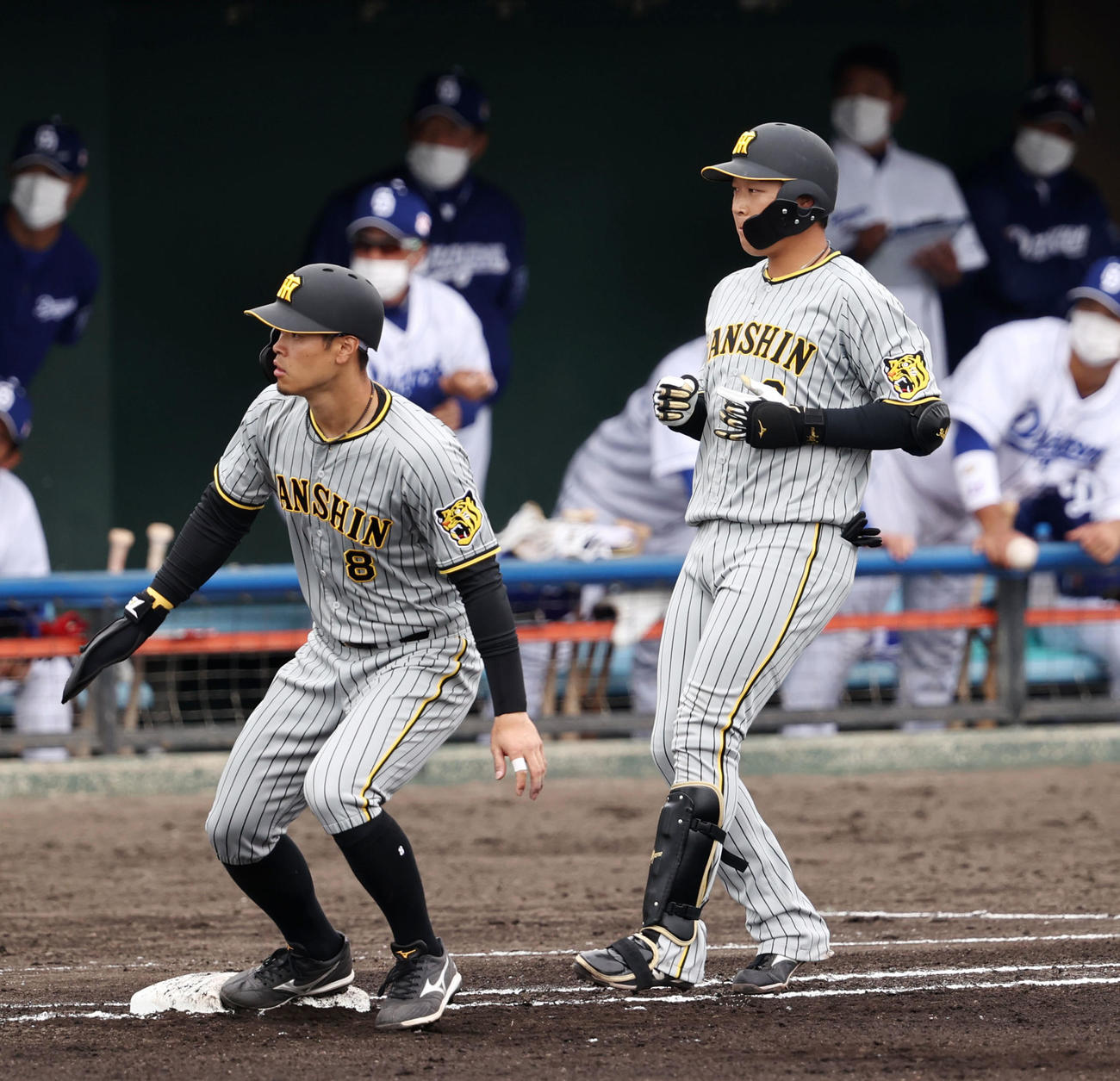 中日対阪神　6回表阪神無死一塁、大山は打ち上げ二邪飛に倒れる。左は一塁走者佐藤輝（撮影・加藤哉）
