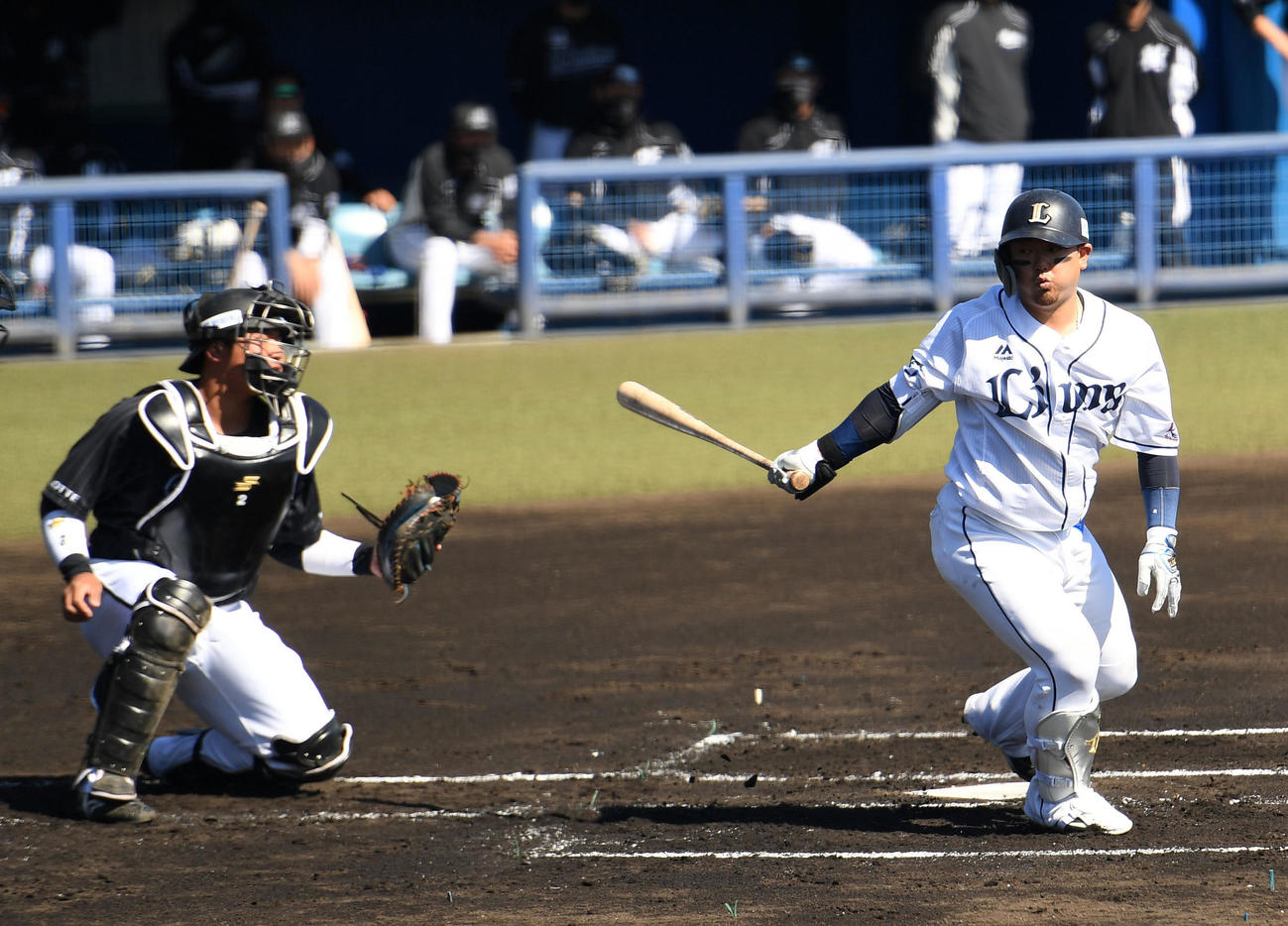 西武対ロッテ　1回裏西武1死、三振に倒れる森。捕手松川（撮影・横山健太）