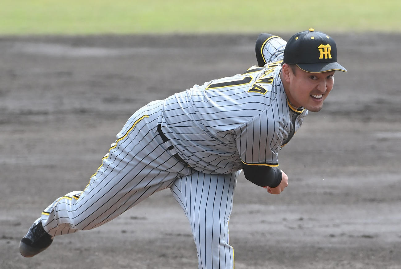 オープン戦中日対阪神　2回裏、力投する阪神2番手で登板する秋山（撮影・森本幸一）