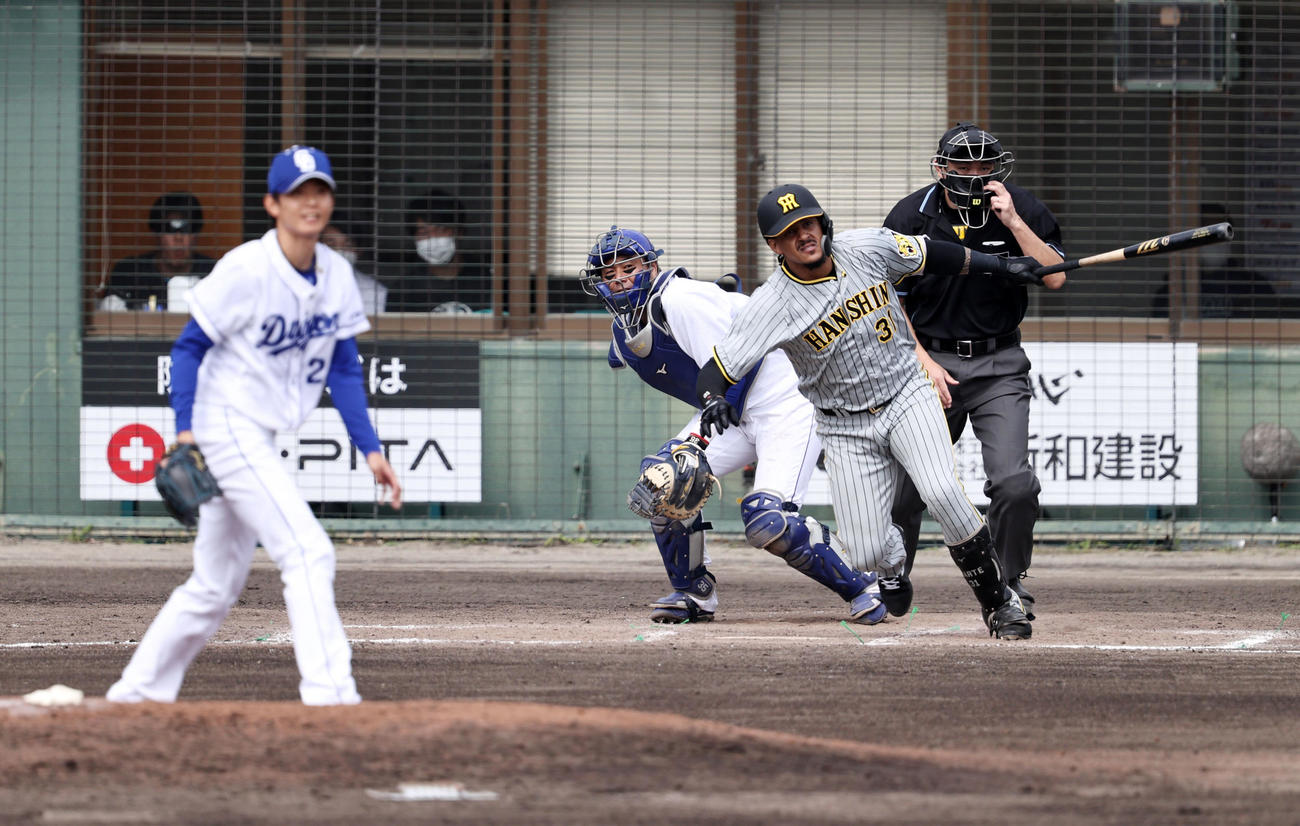 中日対阪神　3回表阪神2死、マルテは中前打を放つ。投手は岡田（撮影・加藤哉）
