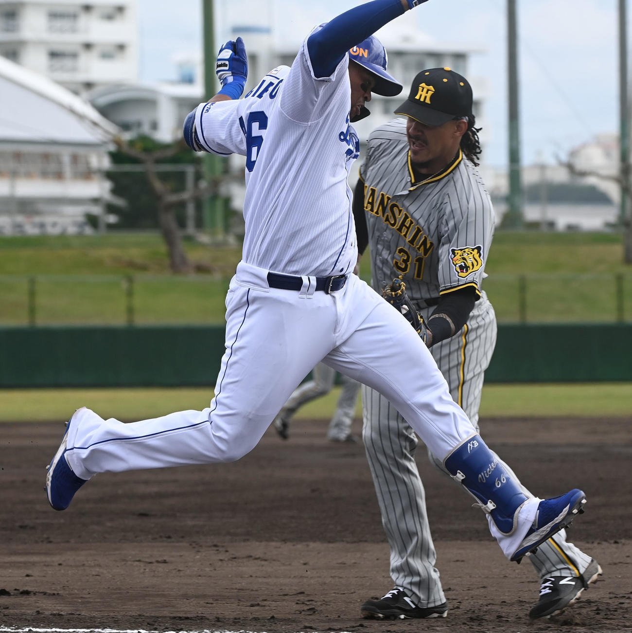 オープン戦中日対阪神　4回裏中日無死、遊ゴロに倒れるも木浪の悪送球でマルテ（右）のタッチを交わすビシエド（左）（撮影・森本幸一）