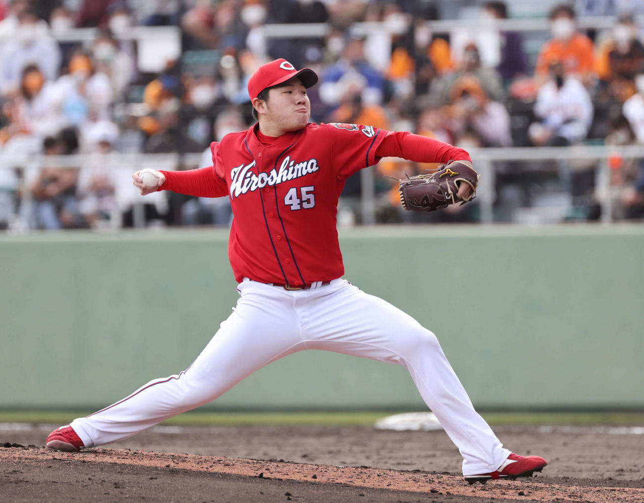 オープン戦巨人対広島　5回裏巨人、広島3番手のドラフト5位の松本（撮影・加藤孝規）