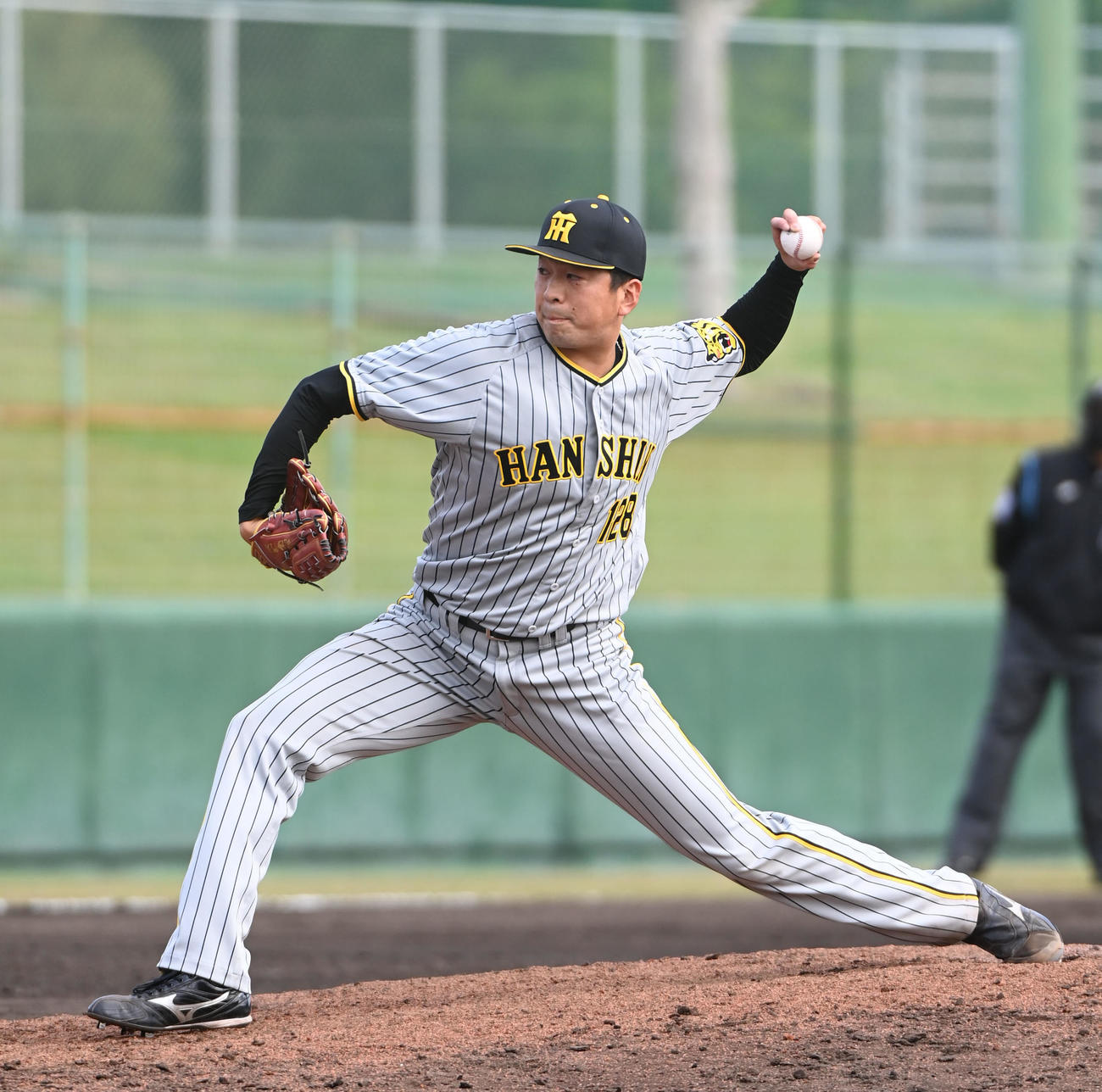 オープン戦中日対阪神　8回裏、阪神5番手で登板する渡辺雄（撮影・森本幸一）