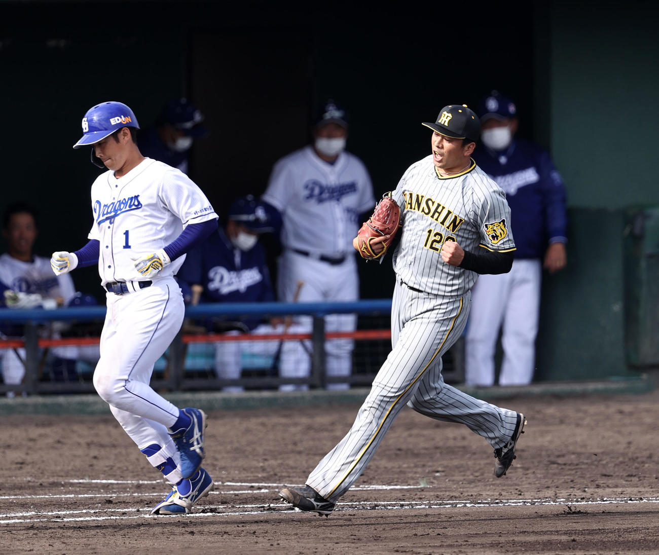 中日対阪神　8回裏中日2死、渡辺は京田を投ゴロに仕留めガッツポーズを見せる（撮影・加藤哉）