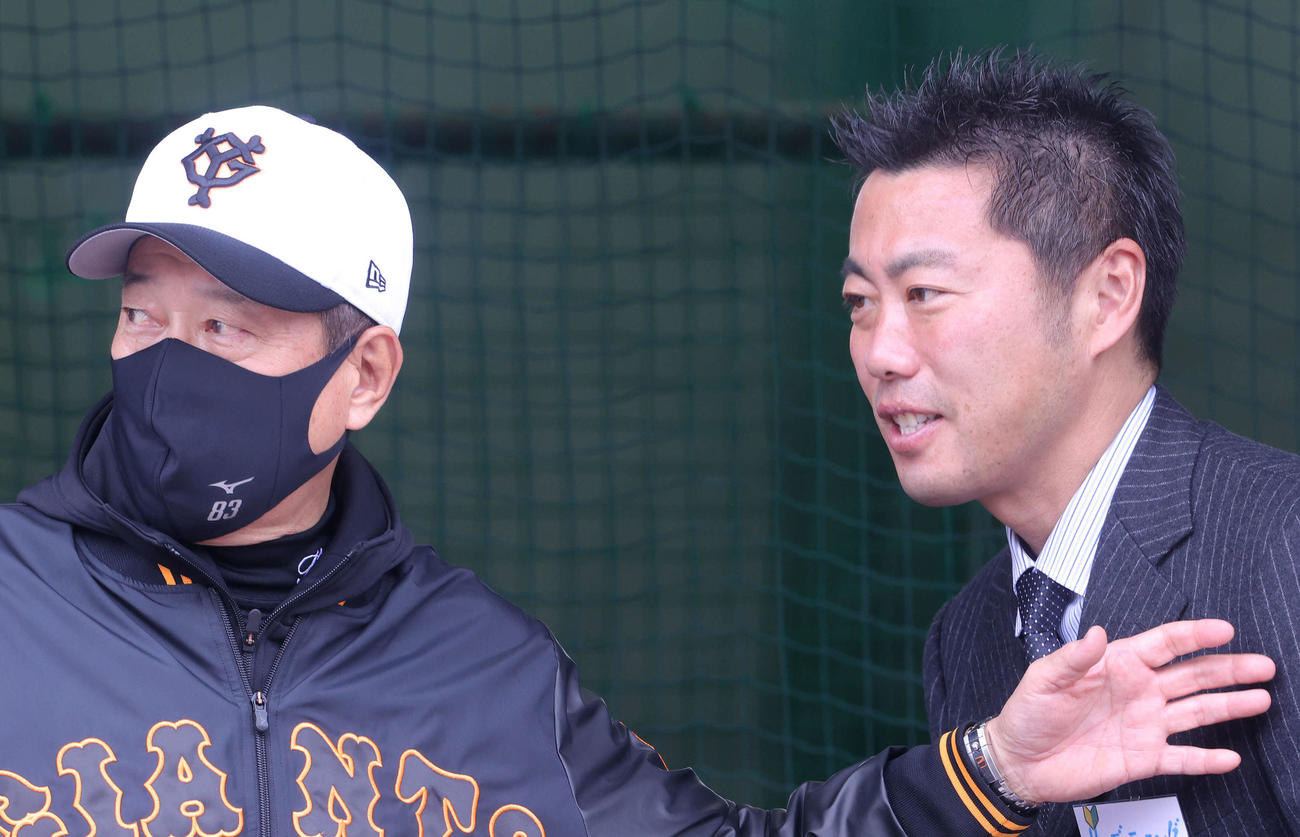 巨人原監督（左）にあいさつする上原氏（撮影・河田真司）