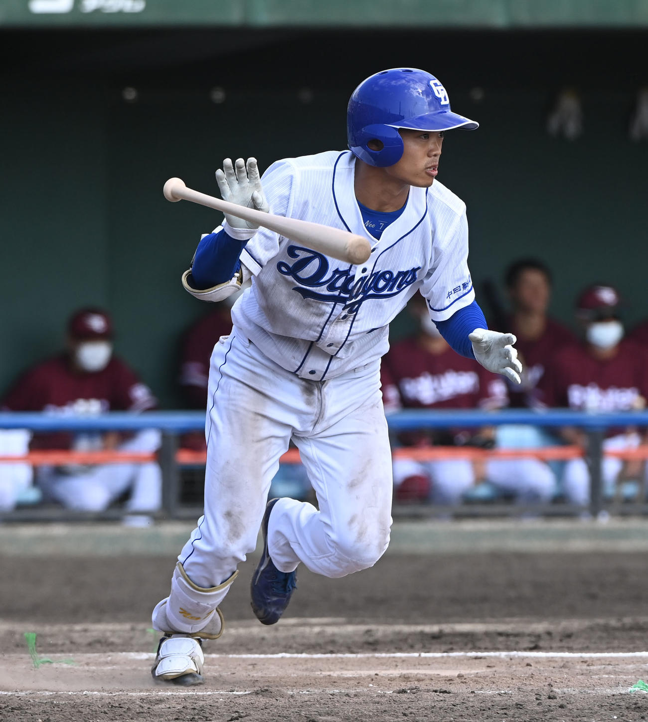 オープン戦中日対楽天　6回裏中日2死一、三塁、右前適時打を放つ根尾（撮影・森本幸一）