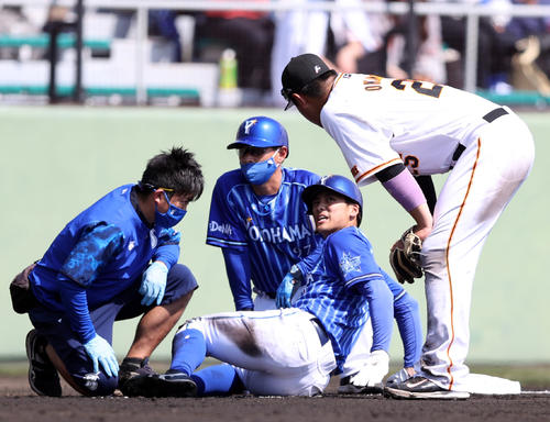 巨人対DeNA 6回表DeNA無死一塁、楠本の二塁打で生還を狙う森だが、三塁を回ったところで転倒し、左足首を痛め、そのまま負傷退場する。右は岡本和（撮影・狩俣裕三）
