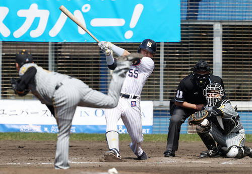 ヤクルト対阪神　4回裏ヤクルト無死、村上は右前打を放つ。投手は馬場（撮影・加藤哉）