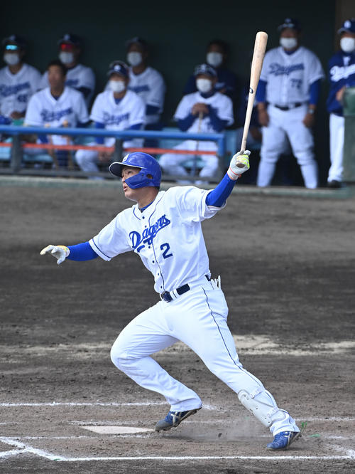 オープン戦中日対楽天　2回裏中日2死三塁、左中間へ2点本塁打を放つ石川昂（撮影・森本幸一）