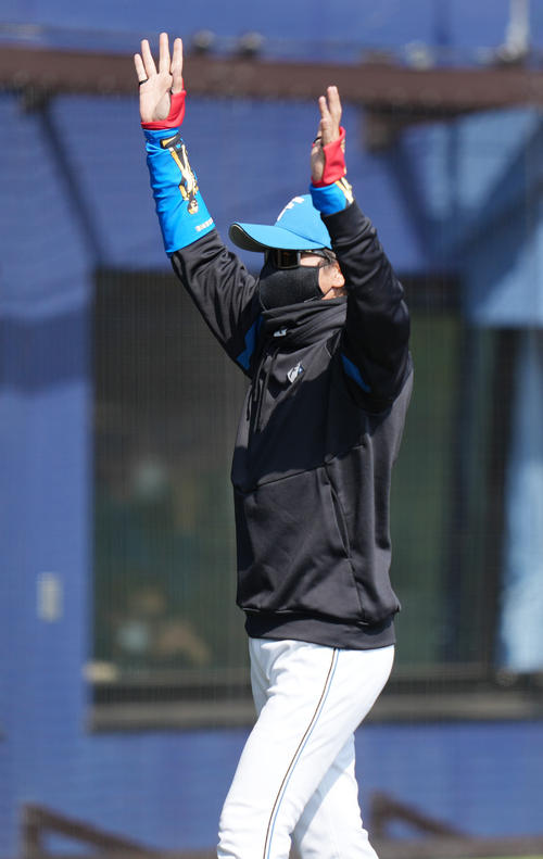 日本ハム対広島　7回表の選手交代を告げた日本ハム新庄監督は広島の応援歌に合わせて客席に手を振る（撮影・鈴木みどり）