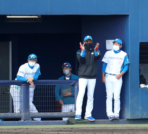 日本ハム対広島　試合終了後、ベンチで拍手をする日本ハム新庄監督（撮影・佐藤翔太）